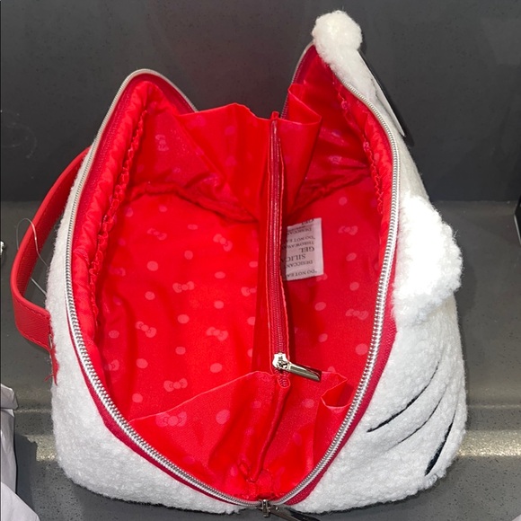 ❤️NEW!!!❤️ Hello Kitty Plush Cosmetic Bag. - Picture 4 of 8